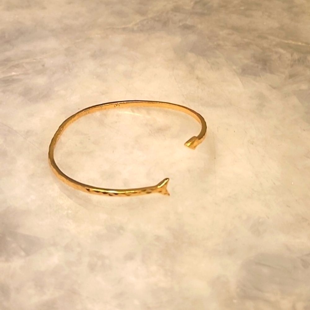 NWT Gorjana Arrow Cuff Bracelet Fairy Romantic Ethereal Coquette Dainty 18k Gold - Picture 2 of 4